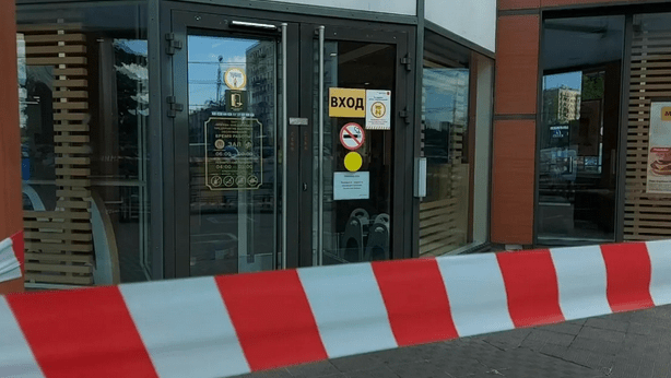 По требованию роспотребнадзора временно приостановлена работа двух ресторанов Макдоналдс на севере и юго-востоке Москвы