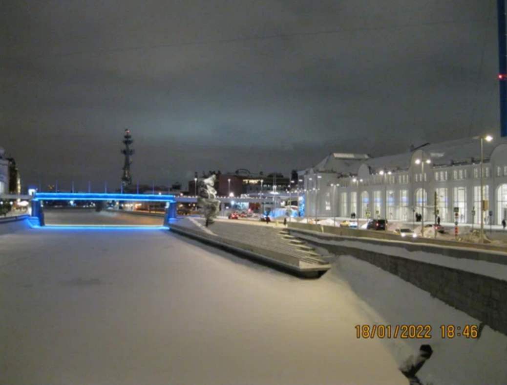 Болотная площадь в Москве. ГЭС 2 и памятник большой Какашке
