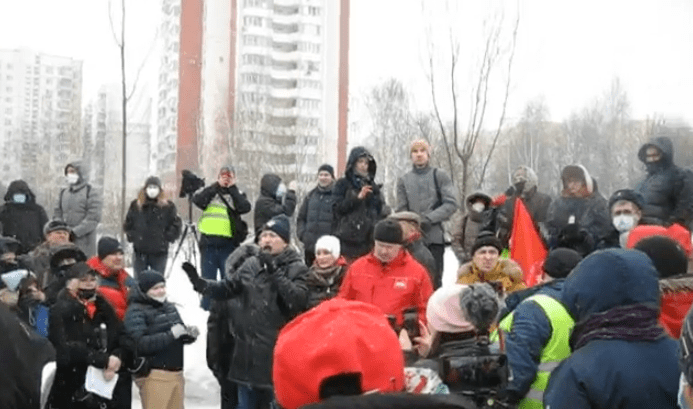 Митинг в защиту Битцевского леса в Москве. Коммунист Денис Парфёнов организовал встречу с жителями. Против благоустройства леса