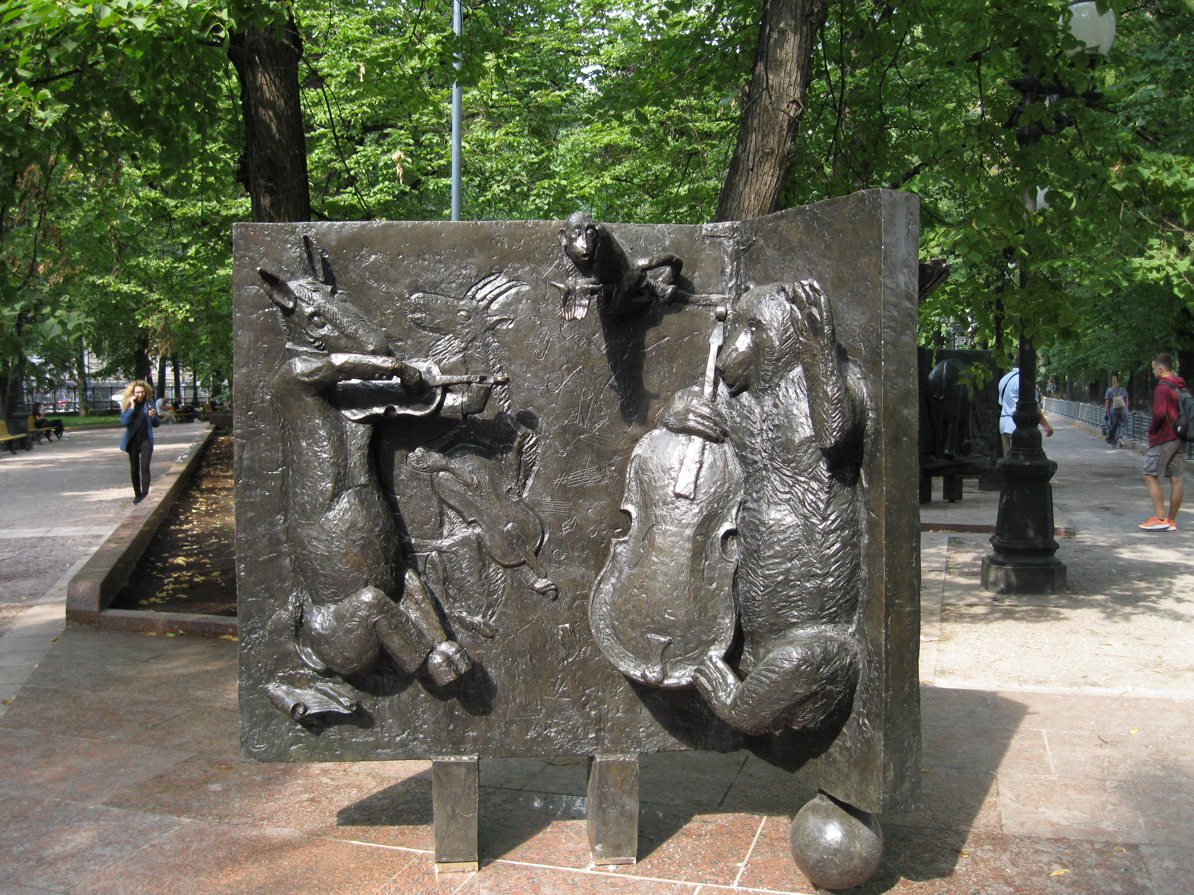 Иван Крылов — Квартет Басня скульптура на Патриарших прудах