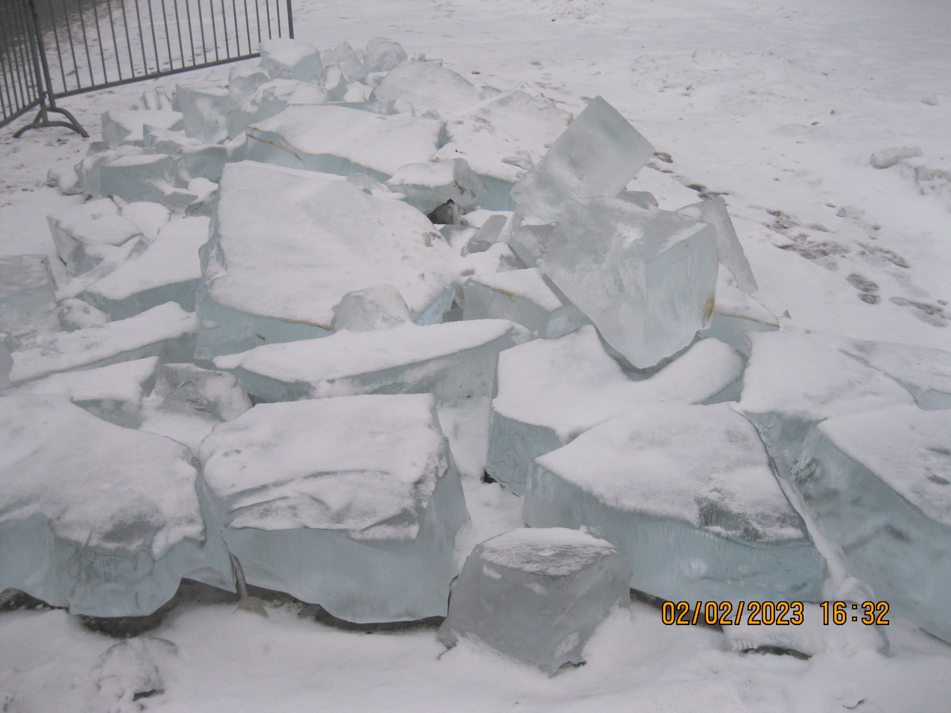 Ледяные скульптуры сооружённые в московском парке Музеон сломали
