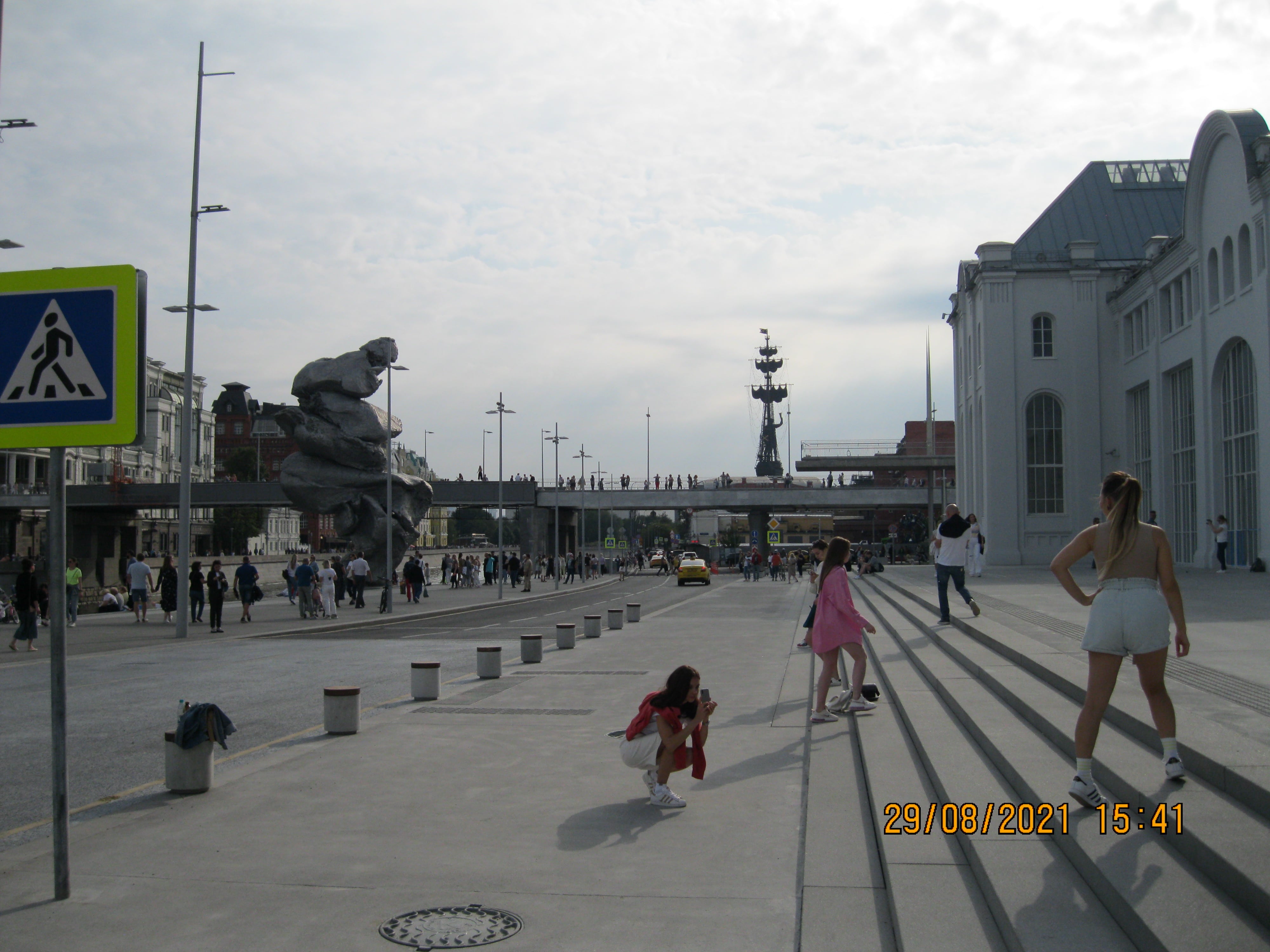 Памятник какашке установили в центре Москвы на Болотной. Официальное название объекта-Скульптура швейцарского художника Урса Фишера «Большая глина №4»