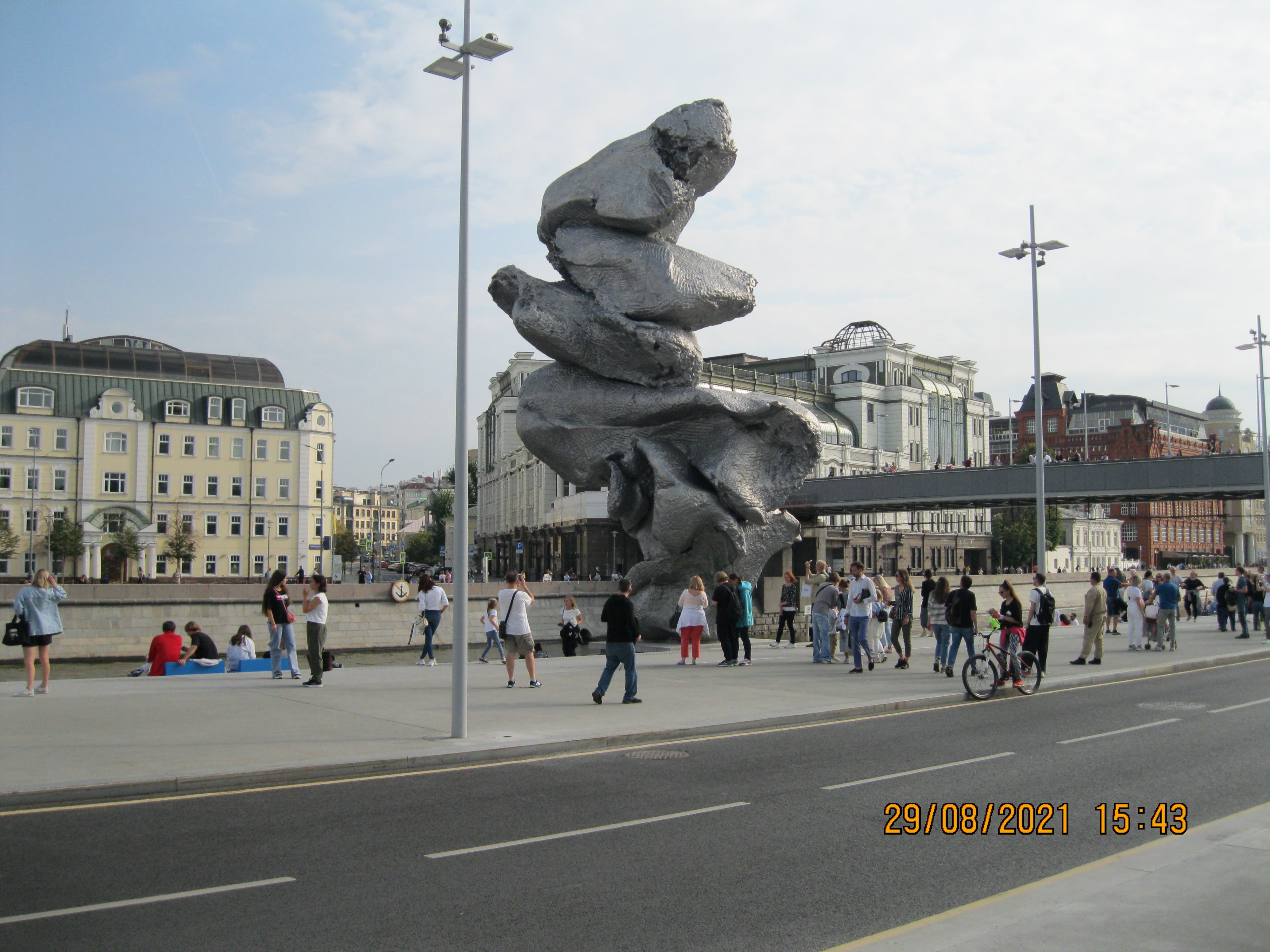 Памятник какашке установили в центре Москвы на Болотной. Официальное название объекта-Скульптура швейцарского художника Урса Фишера «Большая глина №4»