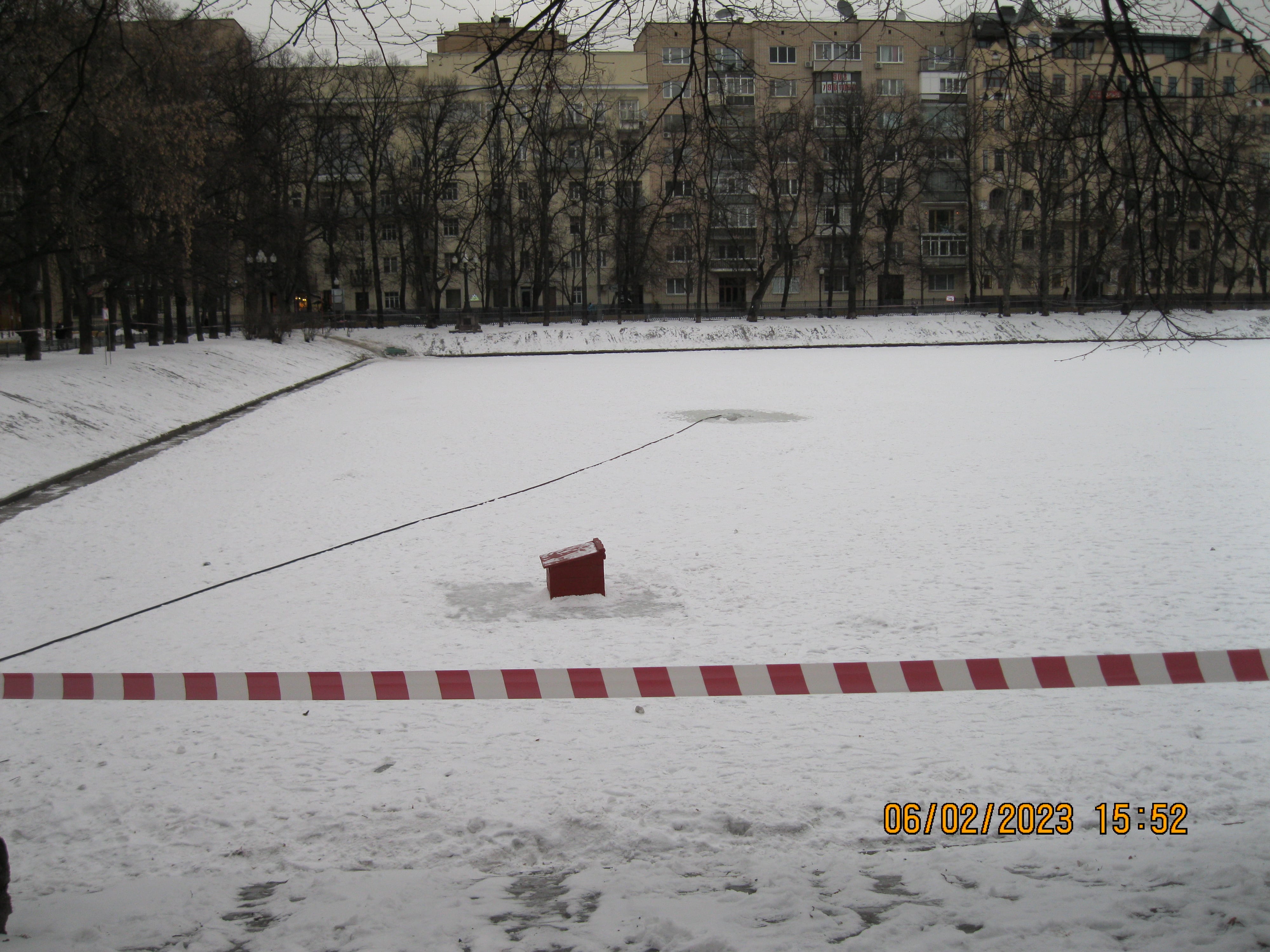 На Патриаршем пруду в центре Москвы работники коммунальных служб сделали прорубь и погрузили туда шланг от компрессора, чтобы насыщать воду кислородом