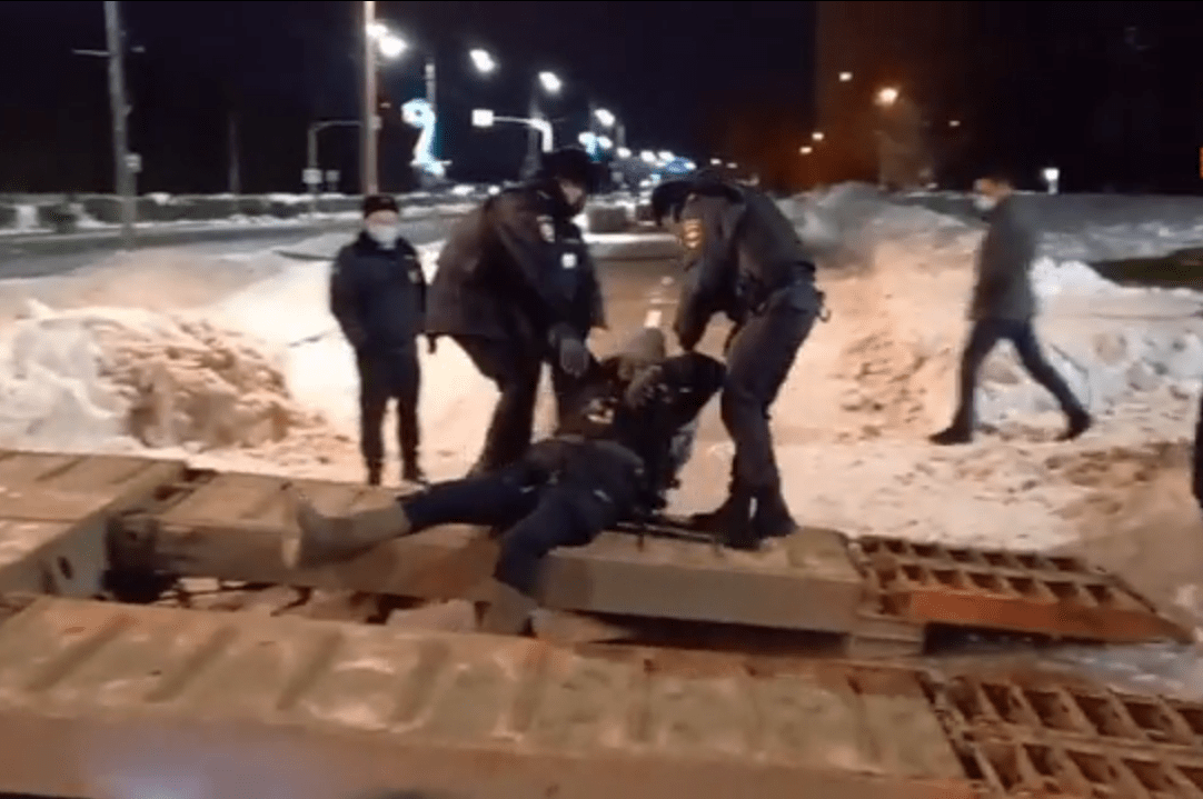 Полиция Троицка в Новой Москве расчищает дорогу для техники через активистов